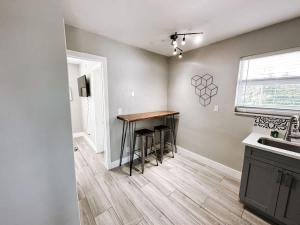 Rustic Retreats Cozy 1BR for 4 guests minutes from Las Olas