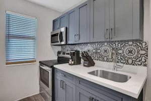 Rustic Retreats Modern 1BR For 4 Guests Minutes From Las Olas