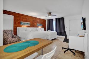 Waves Beach Town Cozy Studio Apartment