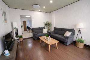 道頓堀 なんば迄地下鉄4分 鶴橋 一軒家丸々貸切 最大12名宿泊可能