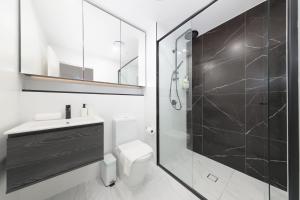 FREE Parking Modern 2 bedroom Apt for Family