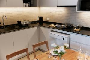 Brand New 2-BR apartment, only 7 min to the beach!