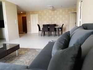 BKK 2 BR apt near Sathon ICONSIAM firework view