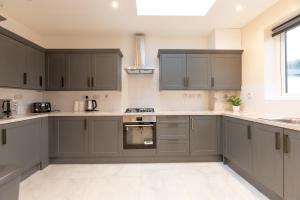 Spacious 4BR Home Walk to Station Parking - Pass the Keys