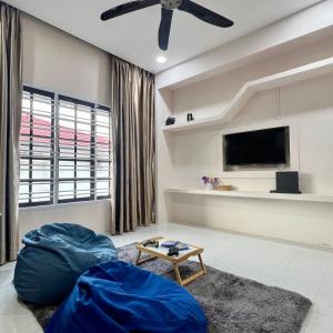 8-10pax Taman Johor Jaya Semi D Near Desa Tebrau, Mount Austin
