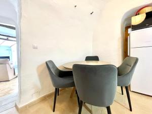 Cave Houses Ed, Yara and Nadieh with PRM facilities