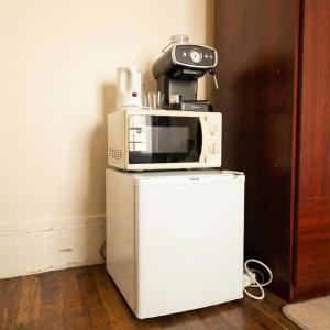 A spacious room in a strategic area