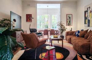 Large, central and secure 3 bed with ACs and workspace