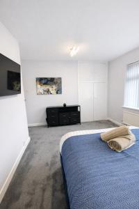 Luxury Hale Home, 6 mins from Airport with Driveway and Garden- Sleeps 7