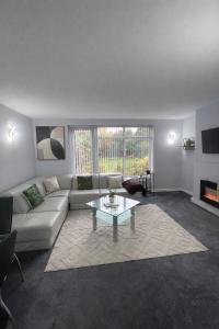 Elegant Hale Home 6 Mins to Airport with Driveway & Garden Sleeps 7