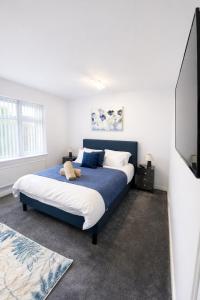 Luxury Hale Home, 6 mins from Airport with Driveway and Garden- Sleeps 7