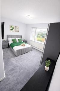 Luxury Hale Home, 6 mins from Airport with Driveway and Garden- Sleeps 7