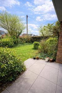 Luxury Hale Home, 6 mins from Airport with Driveway and Garden- Sleeps 7