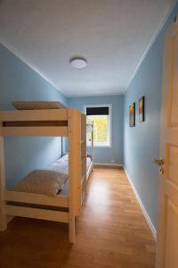 Cozy 2-Bedroom Apartment, 5 Min from the Zoo - Towels & Bed Linen Included