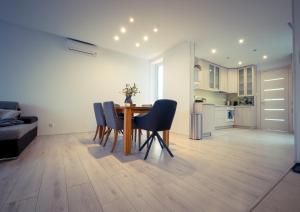 Exkluzívny penthouse 145 m2 s panoramatickou strešnou terasou 130 m2