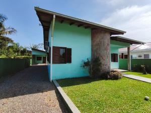 Casa com piscina e 3 quartos à 500mts da praia