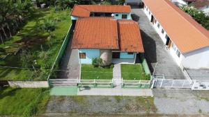 Casa com piscina e 3 quartos à 500mts da praia