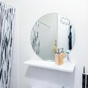 A spacious room in a strategic area