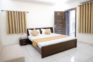 Hotel JL Palace Shri Mahakaleshwar Jyotirlinga Temple And Railway Station - Fully Air Conditioned Premium Room - Free Wi-fi - Free Parking Available - Best Premium Hotel In Ujjain