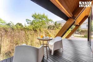 StayVista at Clairmont Arc with Balcony and WiFi