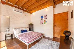 StayVista at Clairmont Arc with Balcony and WiFi