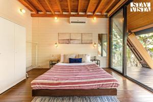 StayVista at Clairmont Arc with Balcony and WiFi