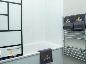 West End by Central Serviced Apartments - Cosy 1 Bedroom Flat - Fully Equipped - Perfect for Student or Professionals - WiFi - Parking - Modern - Smart TVs inRooms - Bus Route to Ninewells Hospital and City Centre