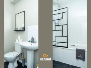 West End by Central Serviced Apartments - Cosy 1 Bedroom Flat - Fully Equipped - Perfect for Student or Professionals - WiFi - Parking - Modern - Smart TVs inRooms - Bus Route to Ninewells Hospital and City Centre