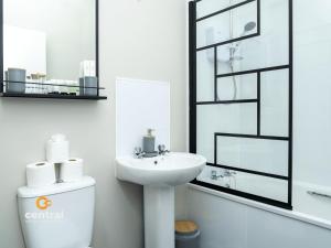 West End by Central Serviced Apartments - Cosy 1 Bedroom Flat - Fully Equipped - Perfect for Student or Professionals - WiFi - Parking - Modern - Smart TVs inRooms - Bus Route to Ninewells Hospital and City Centre