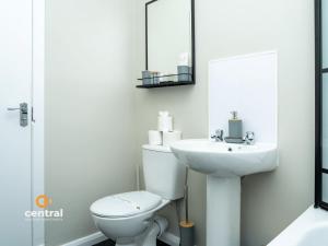 West End by Central Serviced Apartments - Cosy 1 Bedroom Flat - Fully Equipped - Perfect for Student or Professionals - WiFi - Parking - Modern - Smart TVs inRooms - Bus Route to Ninewells Hospital and City Centre