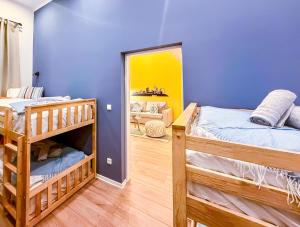 Family Apartment with elevated King-Size Loft Bed l Walk to City Centre