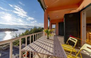 Gorgeous Apartment In Karbuni With Wifi