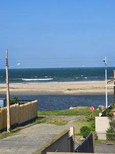 Ótimo apartamento com ampla sacada e vista pro mar