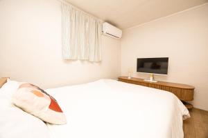 A cozy, welcoming space perfect for 3 to 7 guests with Free laundry and Parking