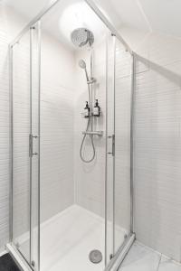 Spacious Quiet - 1 Bedroom Flat