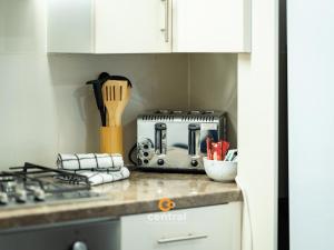 Rosefield by CENTRAL SERVICED APARTMENTS - Cosy 1 Bedroom - Close To University of Dundee - Sleeps 2 - Ground Level - Self Check In - Modern and Cosy - Fast WiFi - Heating 24-7 - Free Street Parking