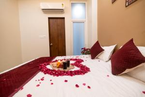 Hotel Raaz and Family Restaurant