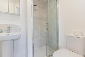 Stylish Modern Home - Sleeps 5 - FREE Parking