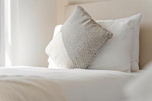 Stylish Modern Home - Sleeps 5 - FREE Parking