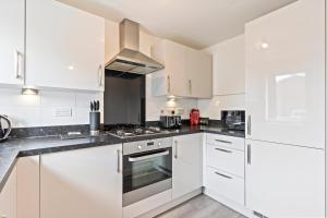 Stylish Modern Home - Sleeps 5 - FREE Parking