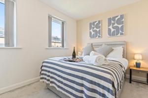 Stylish Modern Home - Sleeps 5 - FREE Parking