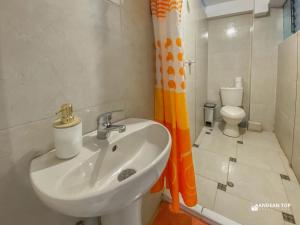 Spacious Apartment with 2 Bathrooms Near Main Square