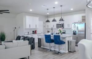 4BR Modern Family Home, Spacious & Sleeps 10+