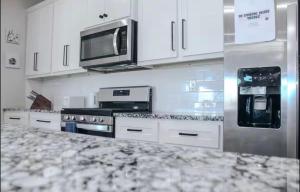 4BR Modern Family Home, Spacious & Sleeps 10+