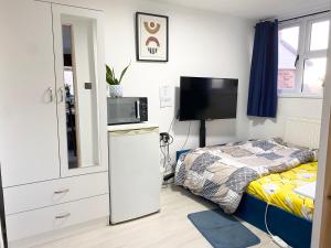 New-built En-suit room with Large TV Power shower