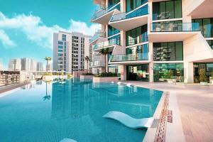 Vogue Vacation Homes, JVC Binghatti Phantom near Circle Mall, One Bedroom Apartment with Large Balcony and City View, Access toAmenities