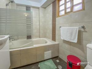 Family Space with Bathtub in Tandapata