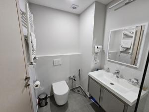 Evdo Apartments F4 White Stay