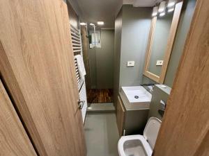 Cozy modern studio Downtown by Managr