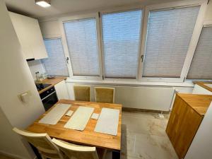 Cozy modern studio Downtown by Managr